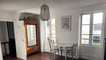 1 bedroom, bed sheets