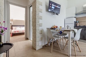 Dining - Located on one of the main streets of Porto Torres, in a quiet and convenient area close to all services, Cala delle Vigne offers the perfect atmosphere for a holiday dedicated to relaxation, the sea, and discovery. The apartment, cosy and well-kept, is  (Porto Torres)