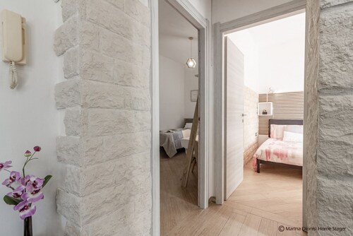 CALA DELLE VIGNE – Komfortable Ferienwohnung in der Nähe des Zentrums und der Strände von Porto TorresDie Cala delle Vigne befindet sich in einer der Hauptstraßen von Porto Torres, in einem ruhigen, gut angebundenen und komfortablen Viertel. Sie bie