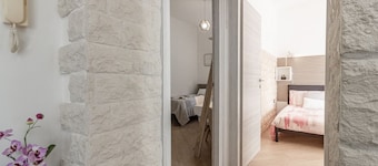 Located on one of the main streets of Porto Torres, in a quiet and convenient area close to all services, Cala delle Vigne offers the perfect atmosphere for a holiday dedicated to relaxation, the sea, and discovery. The apartment, cosy and well-kept, is