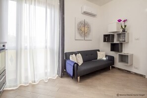 Living area - Located on one of the main streets of Porto Torres, in a quiet and convenient area close to all services, Cala delle Vigne offers the perfect atmosphere for a holiday dedicated to relaxation, the sea, and discovery. The apartment, cosy and well-kept, is  (Porto Torres)