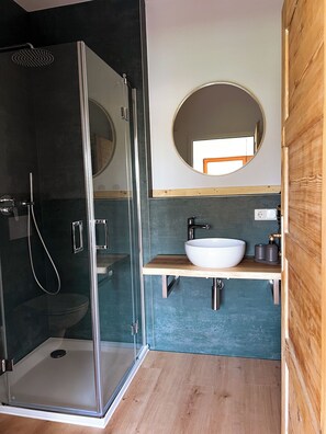 Douche, sèche-cheveux, serviettes fournies, savon