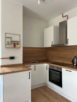 Fridge, microwave, oven, stovetop - Inviting apartment with balcony in the middle of greenery 8min. from Schwäb.Hall (Michelbach an der Bilz)