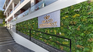 Una escalera conduce a un edificio con un letrero que dice "Grand Continent".