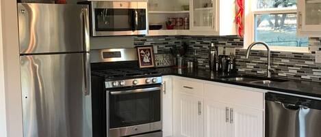 雪櫃、微波爐、焗爐、爐具