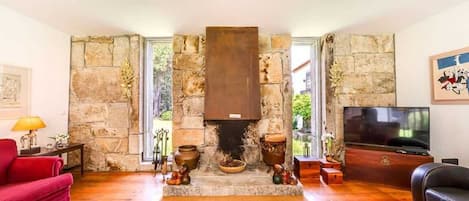 电视、桌上足球