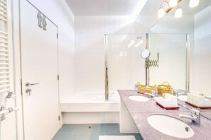 Dusche, Haartrockner, Handtücher, Shampoo