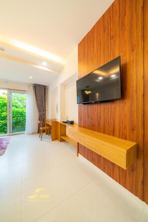 Apartment, Balcony | Living area | 32-inch LCD TV with satellite channels