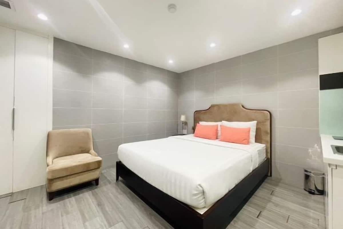 1 soveværelse, allergivenligt sengetøj, minibar, pengeskab på værelset