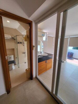 Apartamento, entresuelo | Baño | Ducha y cabezal de ducha tipo lluvia