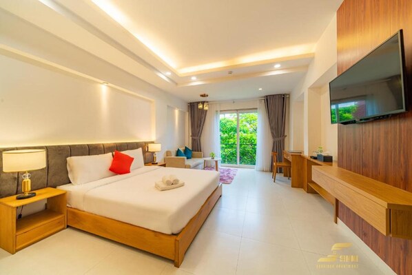 Apartment, Balkon | Allergikerbettwaren, Minibar, Zimmersafe, Schreibtisch