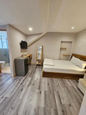 Habitación, 1 cama de matrimonio grande | Baño | Ducha y cabezal de ducha tipo lluvia