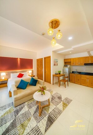 Deluxe-Apartment | Eigene Küche | Kühlschrank, Kochgeschirr/Geschirr/Besteck, Reinigungsartikel, Esstisch