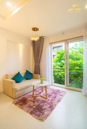 Apartment, Balkon | Allergikerbettwaren, Minibar, Zimmersafe, Schreibtisch