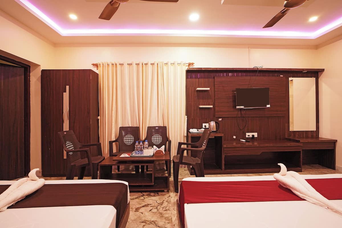 Family Room | Living area | 32-inch LED TV with cable channels