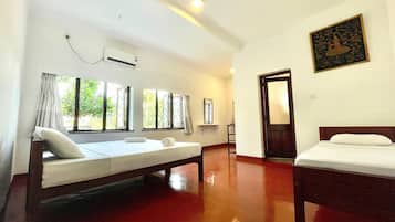 Deluxe Triple Room | Iron/ironing board, free WiFi