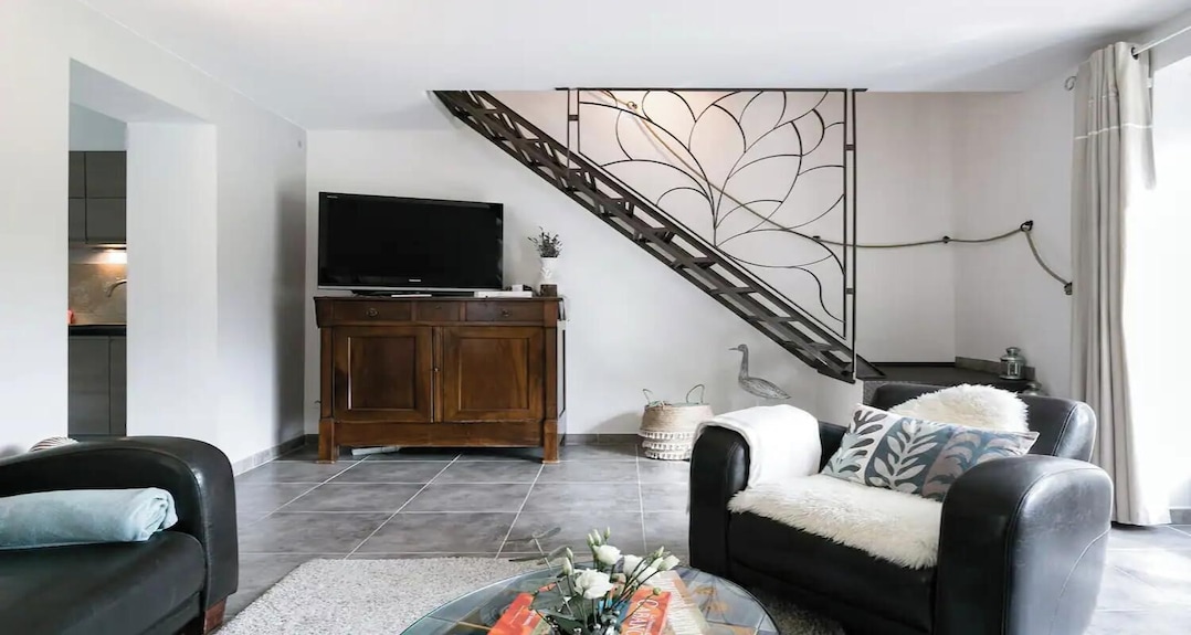 Tranquil Retreat: Discover Picturesque Countryside Farmhouse With Pool - Luberon