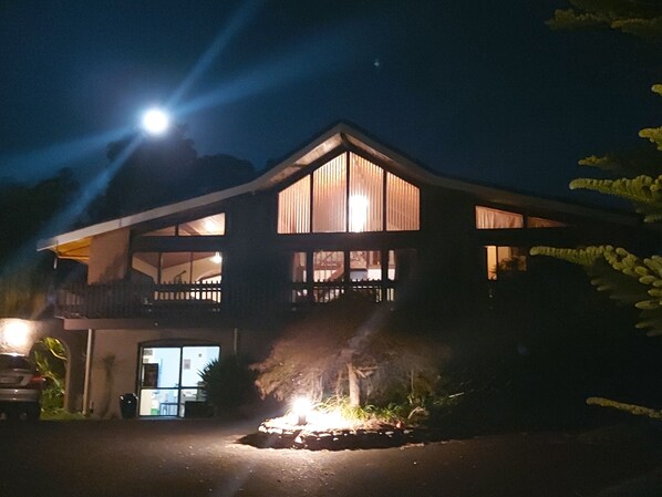 Exterior - Room with Queen bed. Close to all Bay attractions. Free Wifi & safe parking. (Tauranga)