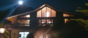 Room with Queen bed. Close to all Bay attractions. Free Wifi & safe parking.