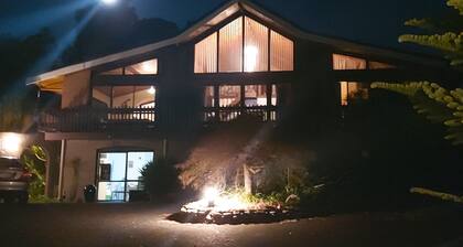 Room with Queen bed. Close to all Bay attractions. Free Wifi & safe parking.