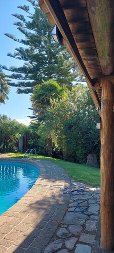 Room with Queen bed. Close to all Bay attractions. Free Wifi & safe parking.