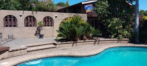 Outdoor pool - Room with Queen bed. Close to all Bay attractions. Free Wifi & safe parking. (Tauranga)
