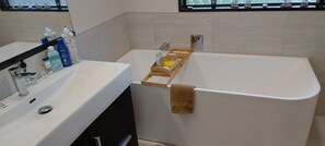 Hair dryer, towels, soap, shampoo - Room with Queen bed. Close to all Bay attractions. Free Wifi & safe parking. (Tauranga)