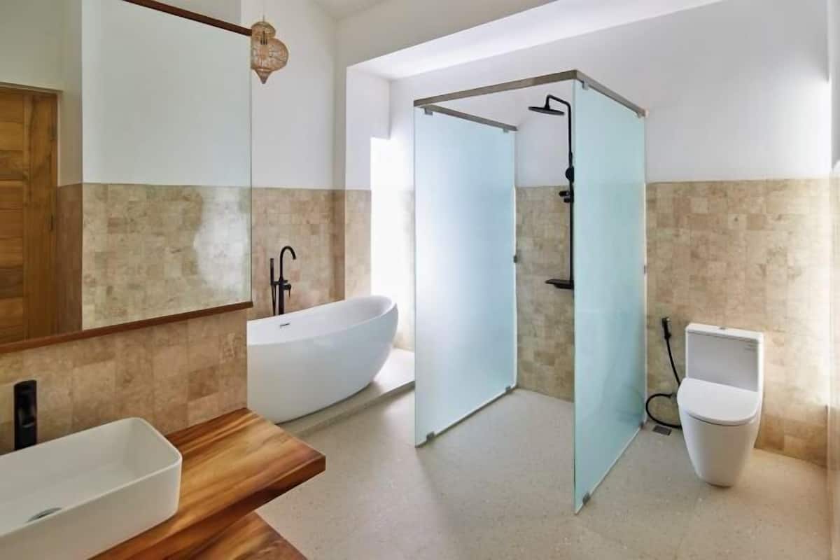 Baignoire et douche séparées, baignoire relaxante profonde
