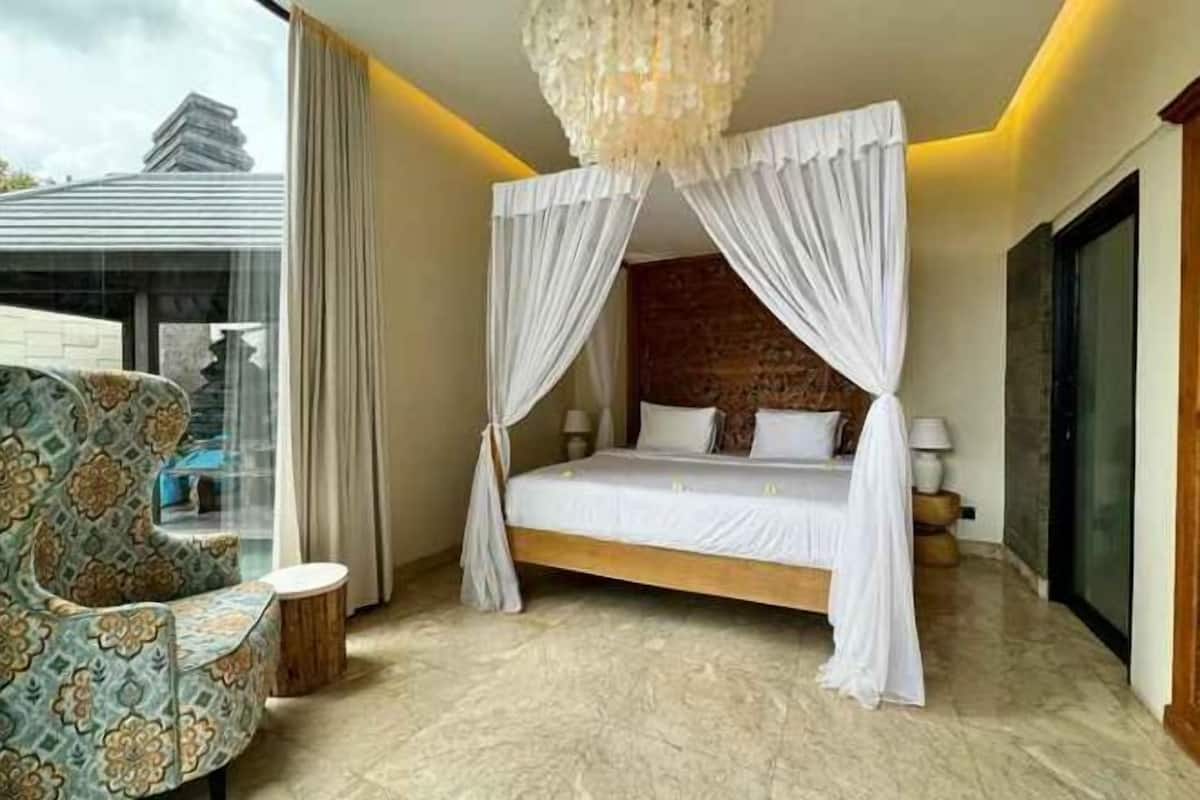 Premium bedding, in-room safe, desk, laptop workspace