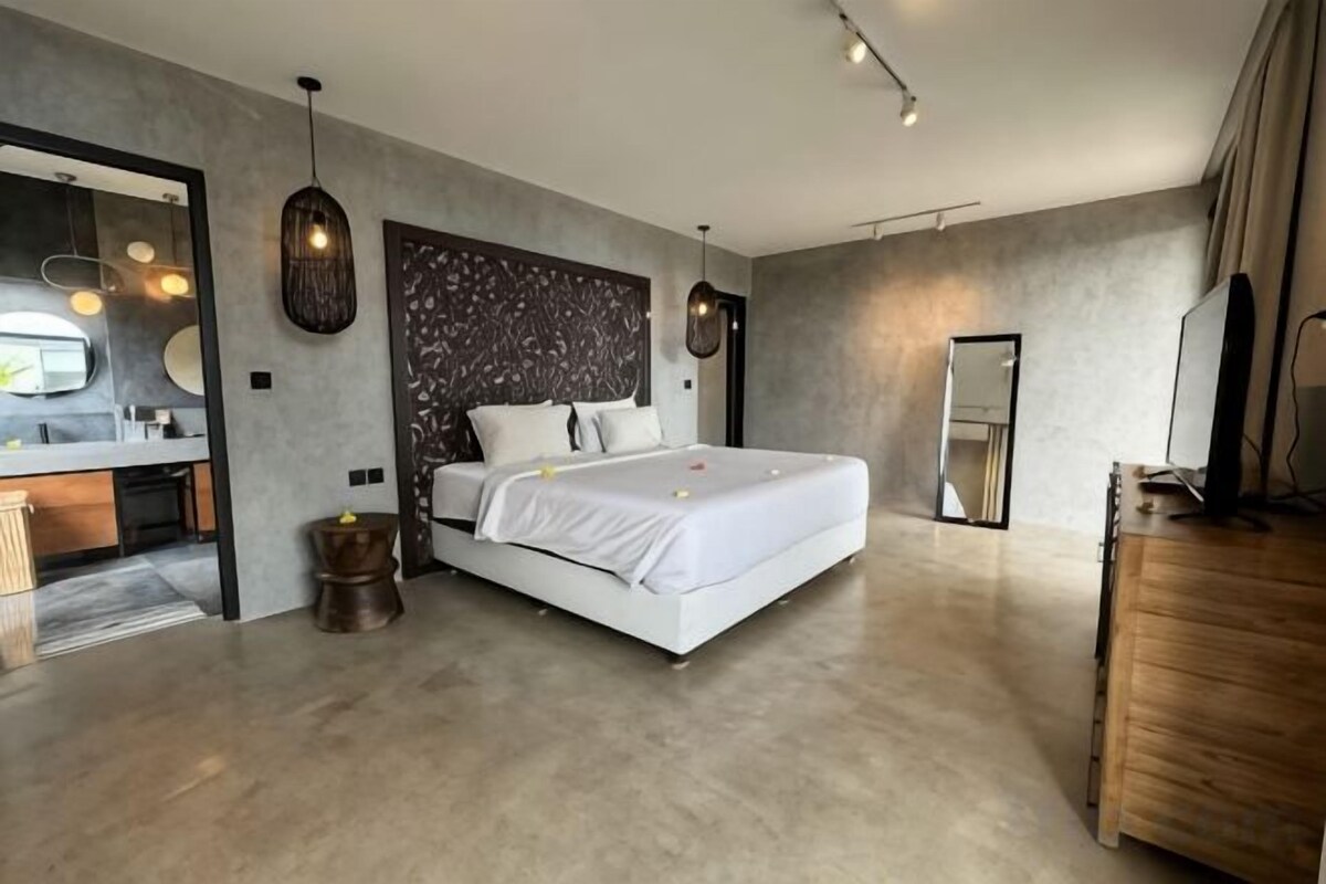 Premium bedding, in-room safe, desk, laptop workspace
