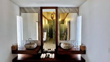 Vila superluxo | Banheiro | Banheira e chuveiro separados, banheira de imersão