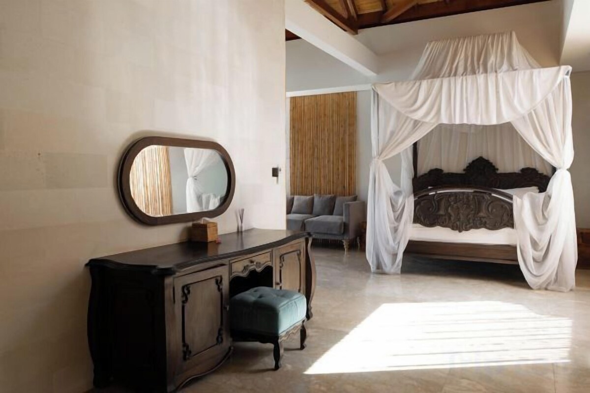 Premium bedding, in-room safe, desk, laptop workspace