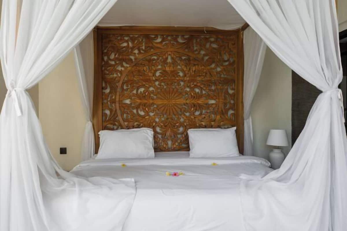 Premium bedding, in-room safe, desk, laptop workspace
