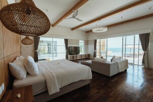 Luxury Villa | Premium bedding, in-room safe, desk, laptop workspace