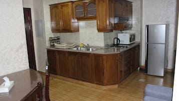 Refrigerador con freezer, microondas, servilletas de papel