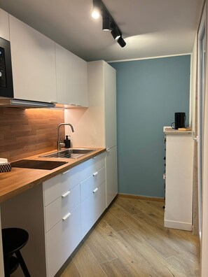 Fridge, microwave, stovetop, coffee/tea maker