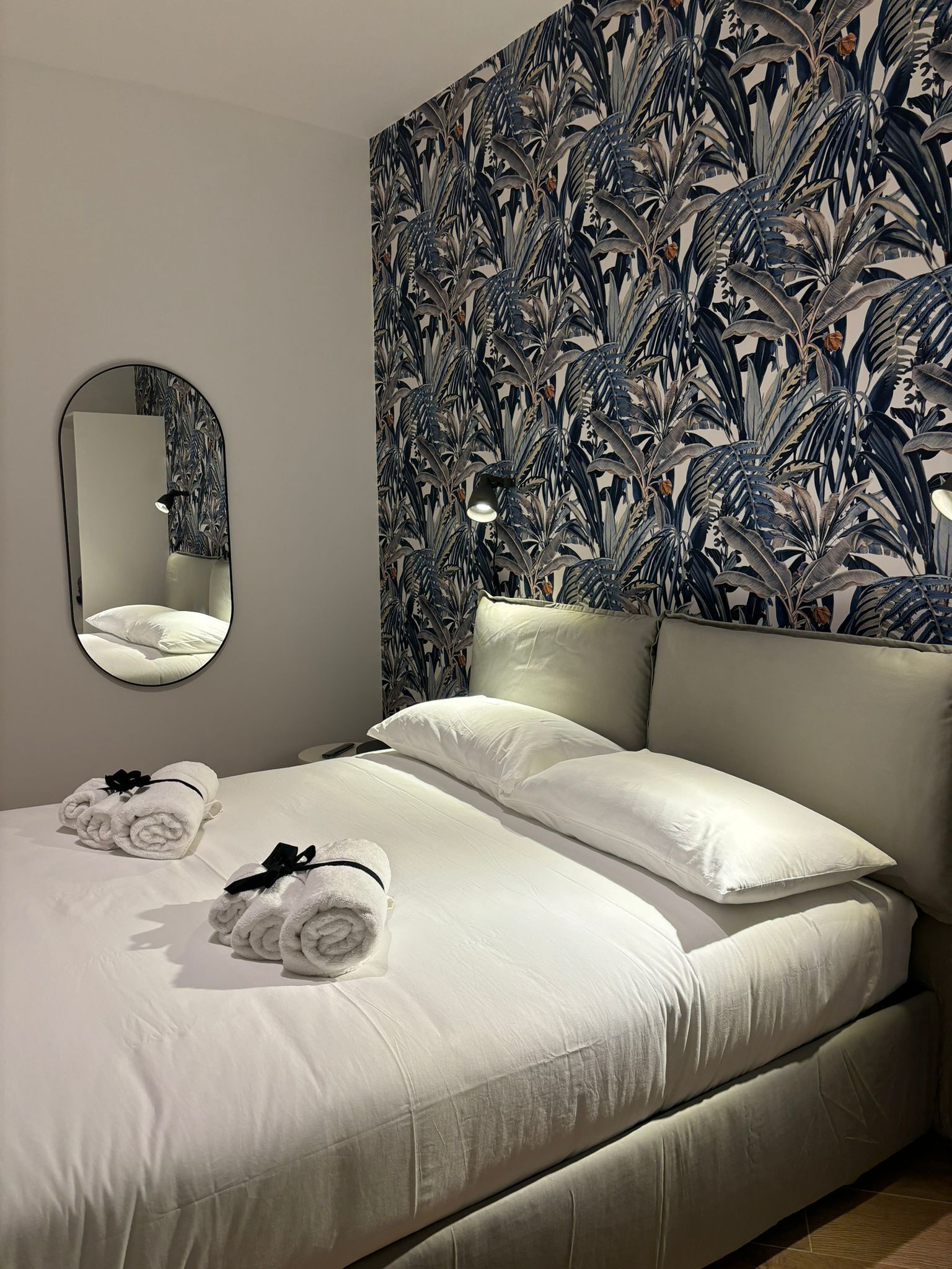 1 soverom, skrivebord, strykejern/-brett og reiseseng for barn