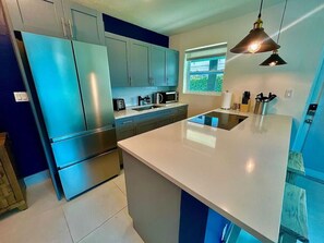 Jääkaappi, mikroaaltouuni, liesi, kahvin-/teenkeitin