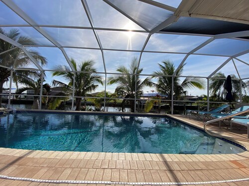 Private Dock & Heated Pool. No Bridges! 10% Off Weekly & Monthly.  Pet Friendly.