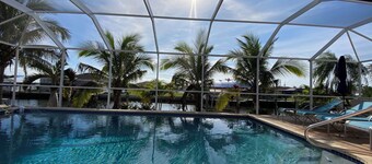 Private Dock & Heated Pool. No Bridges! 10% Off Weekly & Monthly.  Pet Friendly.