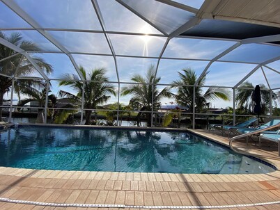 Private Dock & Heated Pool. No Bridges! 10% Off Weekly & Monthly. Pet Friendly.