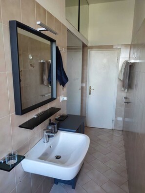 Een douche, een haardroger, een bidet, handdoeken