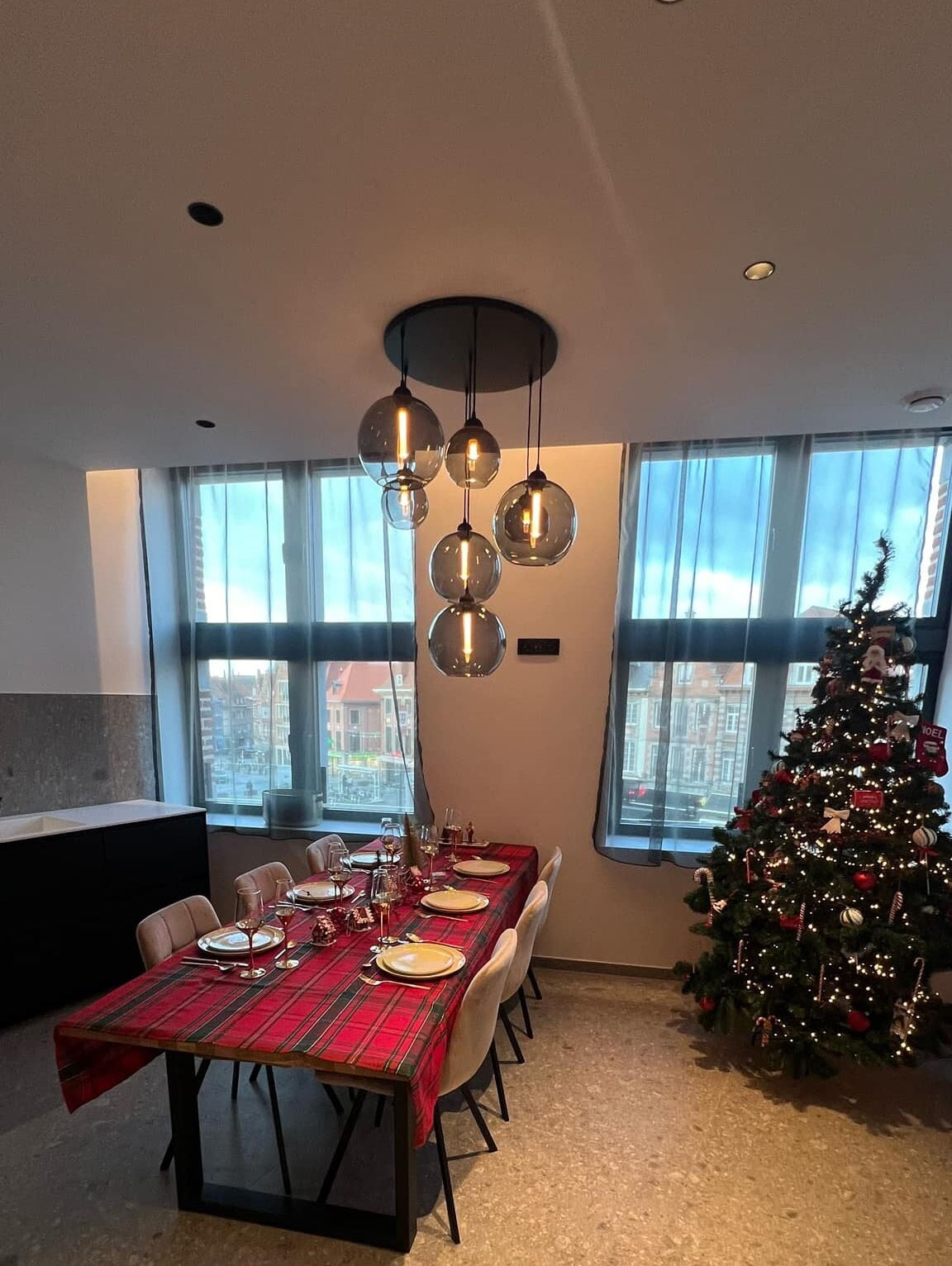 Urban Loft, de 2 à 6 personnes | Living area | 148-cm Smart TV with cable channels