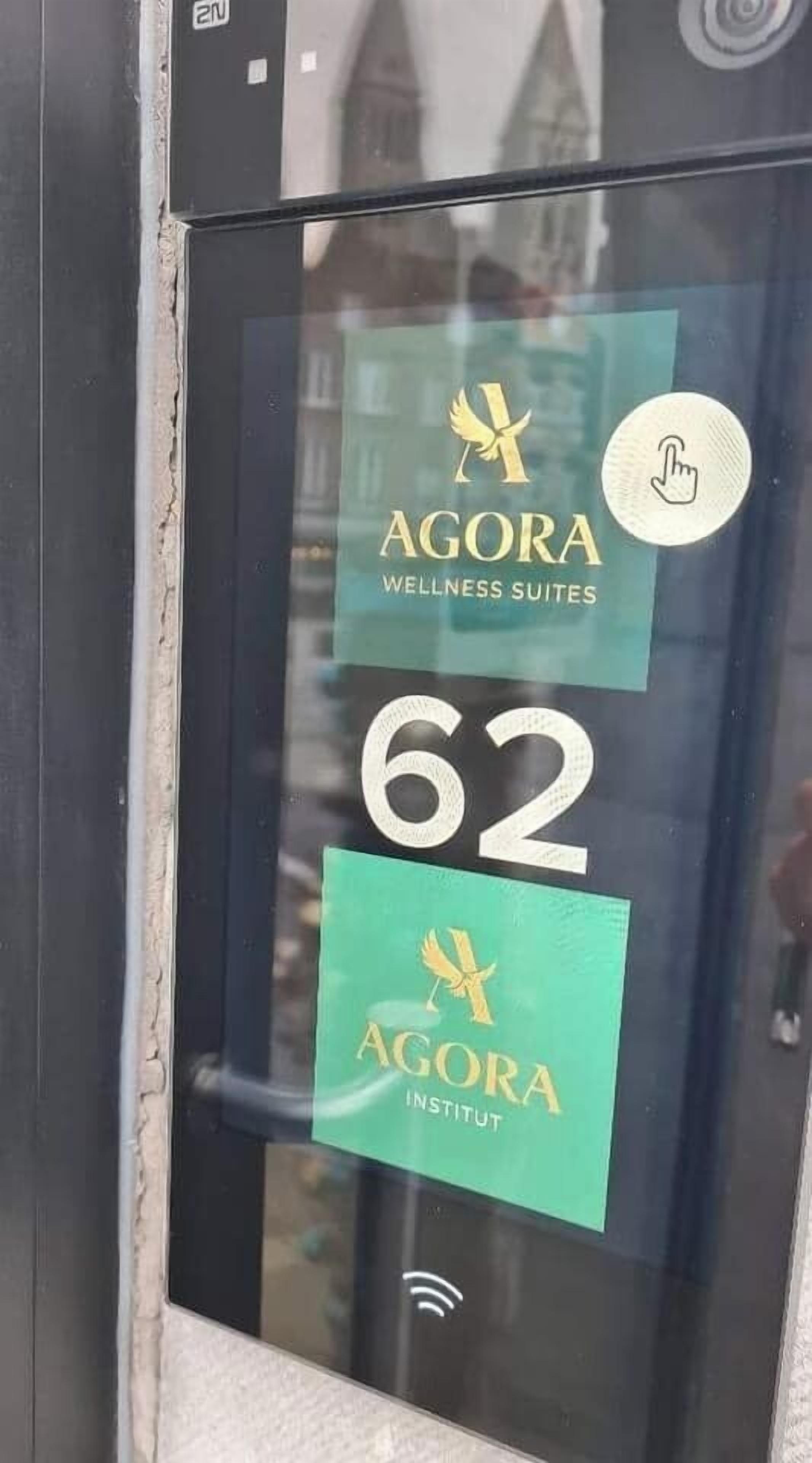 Une porte ornée d’un autocollant indiquant le numéro de chambre : 62, à l’établissement Agora Wellness Suites.