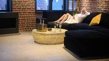 Urban Loft, de 2 à 6 personnes | Coin séjour | TV connectée de 148 cm avec chaßnes par cùble