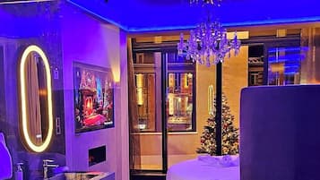 Suite impériale, 1 très grand lit, vue ville | 1 bedroom, Egyptian cotton sheets, premium bedding, memory-foam beds