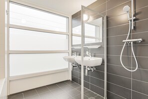 Shower - Villa With Sauna on the Lake (Midlaren)