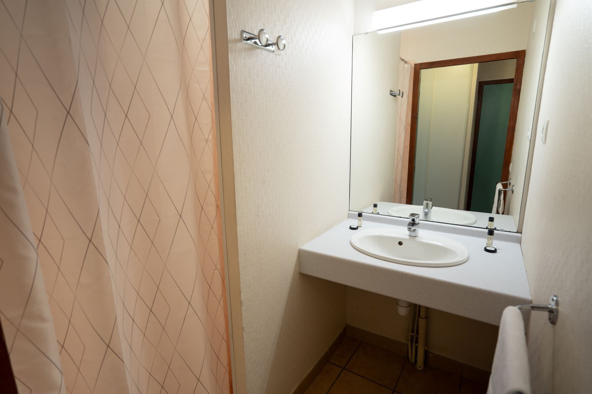 Habitación doble Confort | Baño | Regadera y toallas 