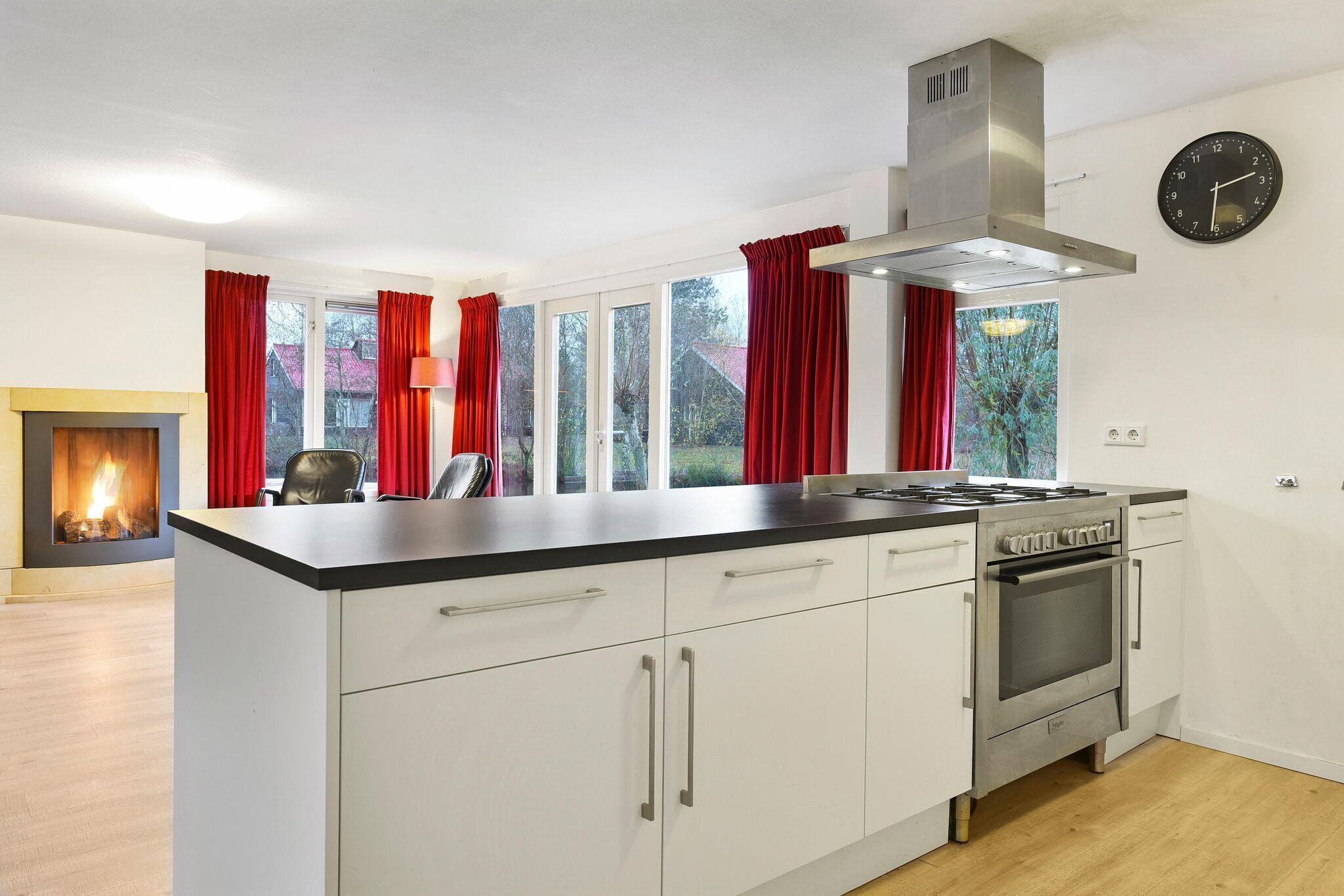 Réfrigérateur, micro-ondes, plaque de cuisson, lave-vaisselle