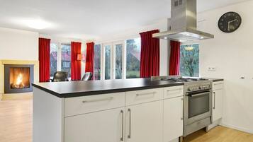 Een koelkast, een microgolfoven, een kookplaat, een vaatwasser